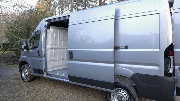 VAUXHALL MOVANO 3.5T HEAVY L4 DIESEL FWD 2.2 Turbo D 140 Dropside Prime